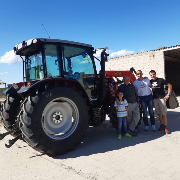 Entrega de Massey Ferguson 4709 y pala Tenías