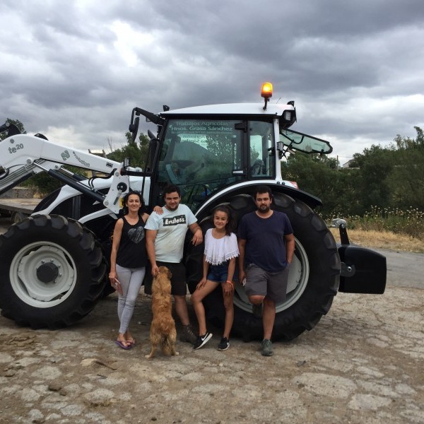 Entrega de  Tractor Valtra A 134 con pala tenias