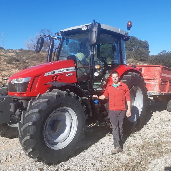 Entrega tractor MASSEY FERGUSON 5713 DY6 EFFICIENT